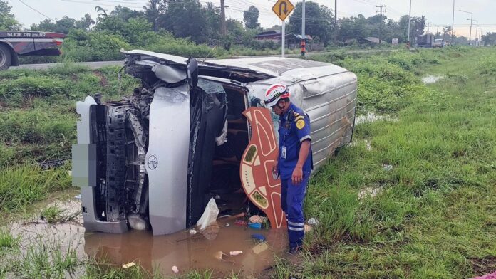 Десять избирателей попали в аварию на микроавтобусе по дороге в Сисакет