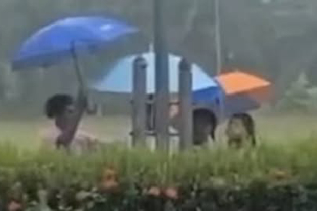 Директора школы перевели из-за шторма с поднятием флага