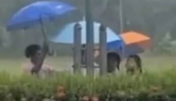 Директора школы Таиланда уволили за то, что он выгнал детей под дождь на церемонию вручения флага