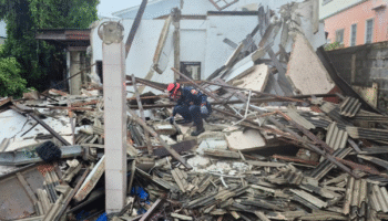 Дом обрушился во время сноса, пострадали рабочие