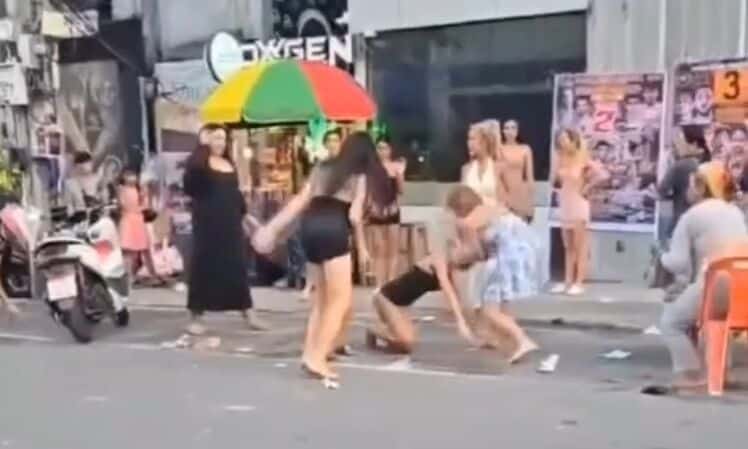 Драка на Патонге: Ледибои снова устраивают беспорядки на Сой Бангла (видео)