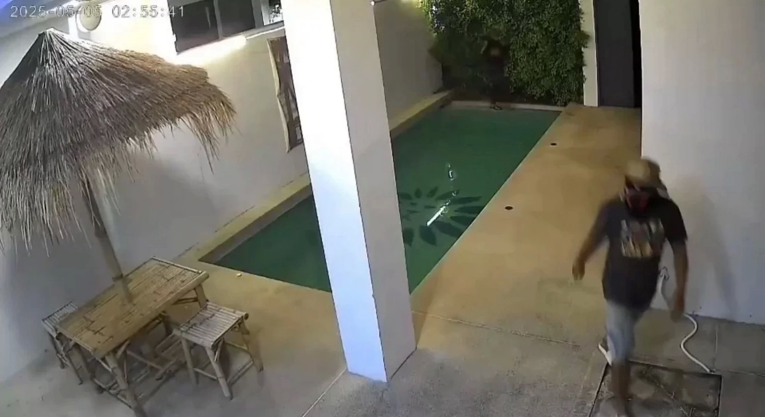 Дуэт ремонтников попался на краже у пьяных туристов на виллах с бассейном