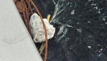 Едва не промахнулся: кусок цемента разбил машину женщины на улице Рама II