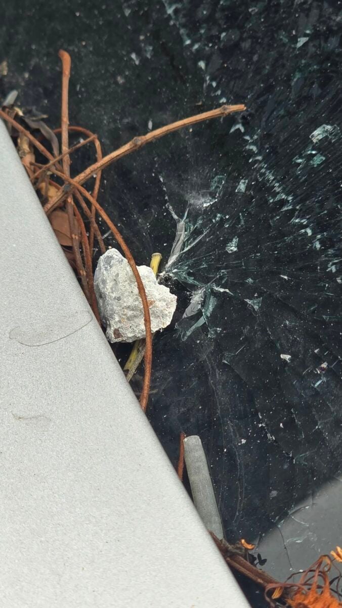 Едва не промахнулся: кусок цемента разбил машину женщины на улице Рама II