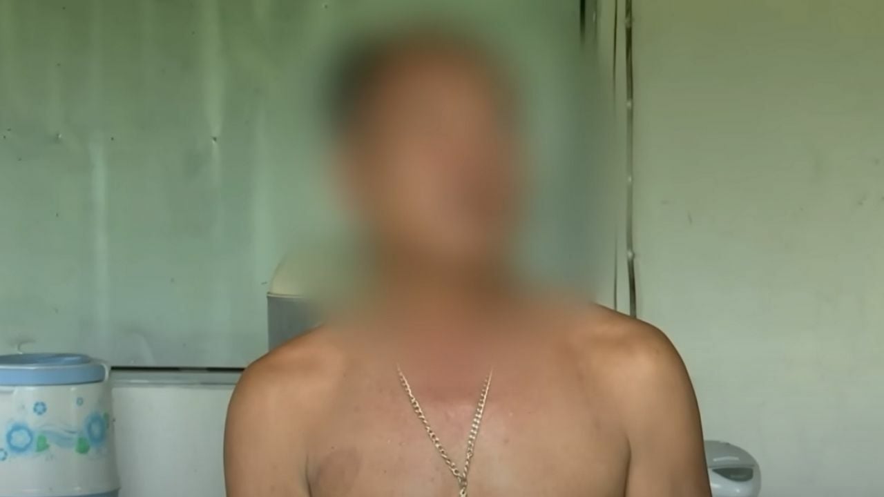 Жена хватает изменяющего мужа за пенис, чтобы остановить выброс наличных