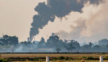 Жители используют электрические вентиляторы в знак протеста против испарений угольного завода