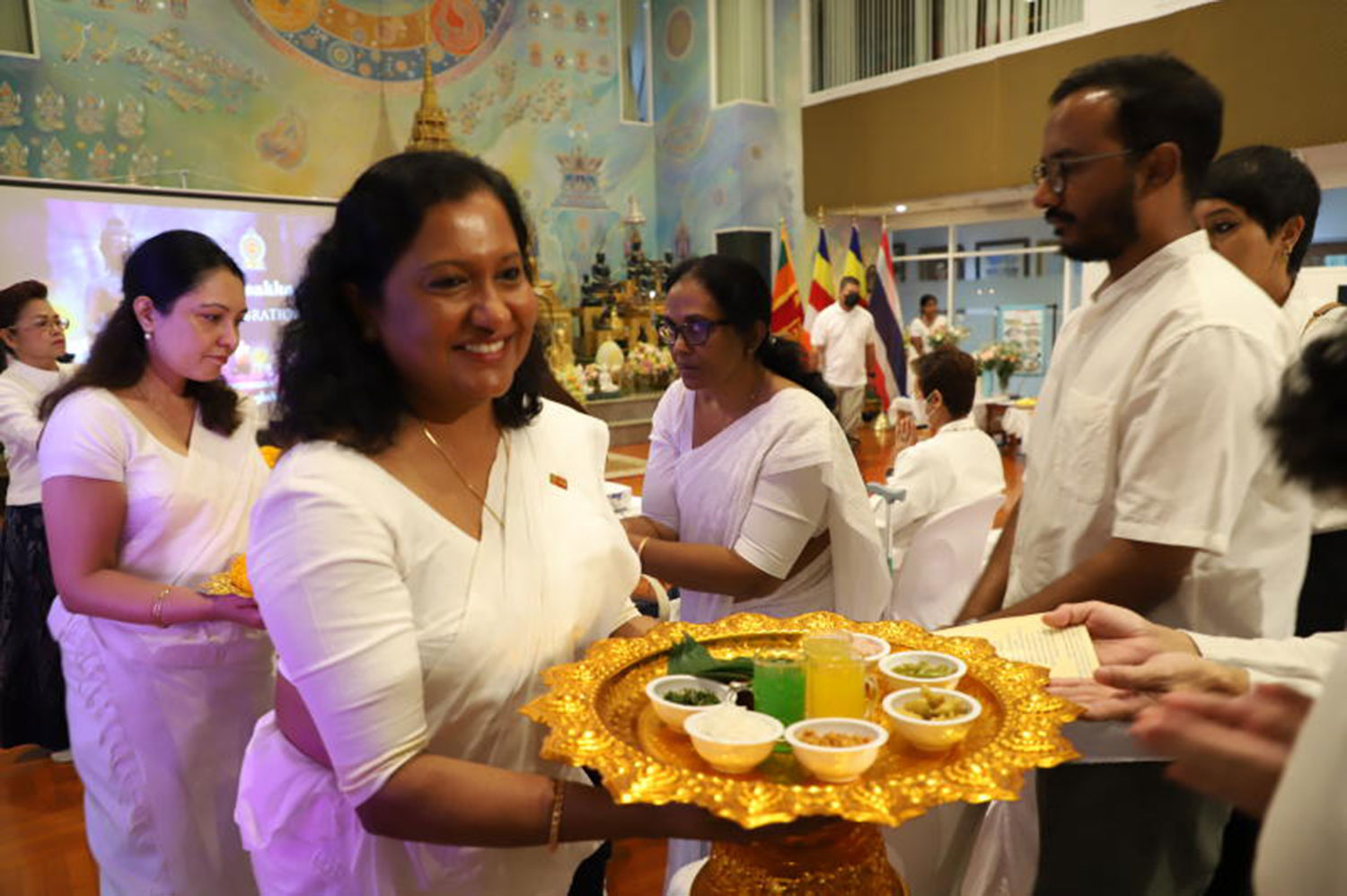 Жители Шри-Ланки отмечают вехи жизни Будды