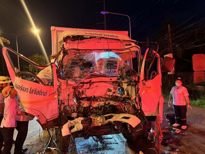 Задремавший водитель врезался в грузовик на перекрестке Пхукета