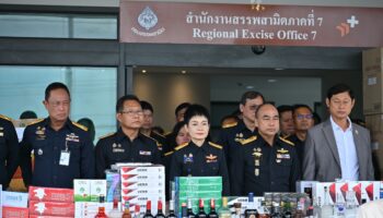Заместитель министра финансов борется с незаконной контрабандой сигарет в Таиланде