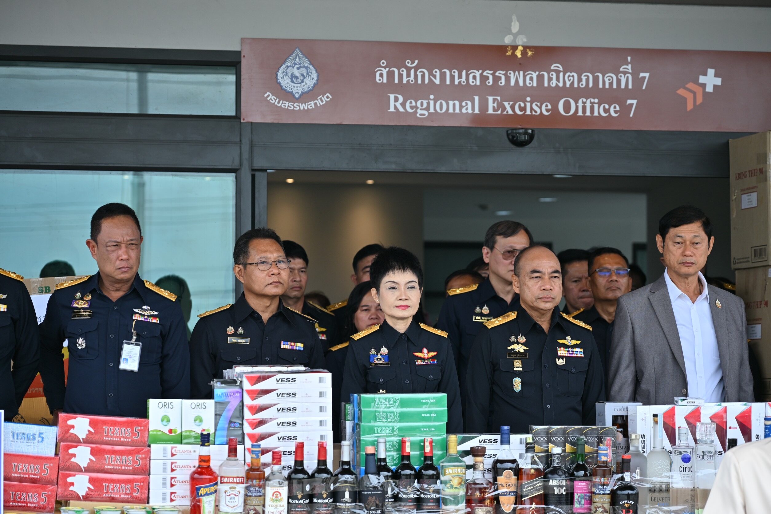 Заместитель министра финансов борется с незаконной контрабандой сигарет в Таиланде