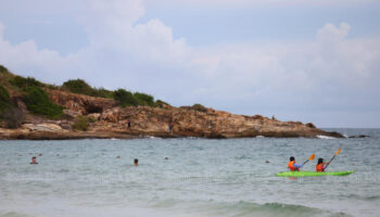 Индийские подозреваемые скрылись после того, как на острове Самет было найдено тело их соотечественника