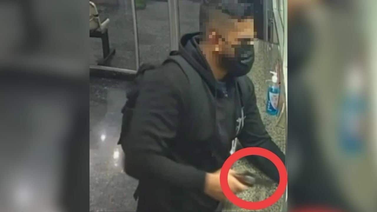 Индийский вор совершает вай, прежде чем сбежать с 93 000 бат