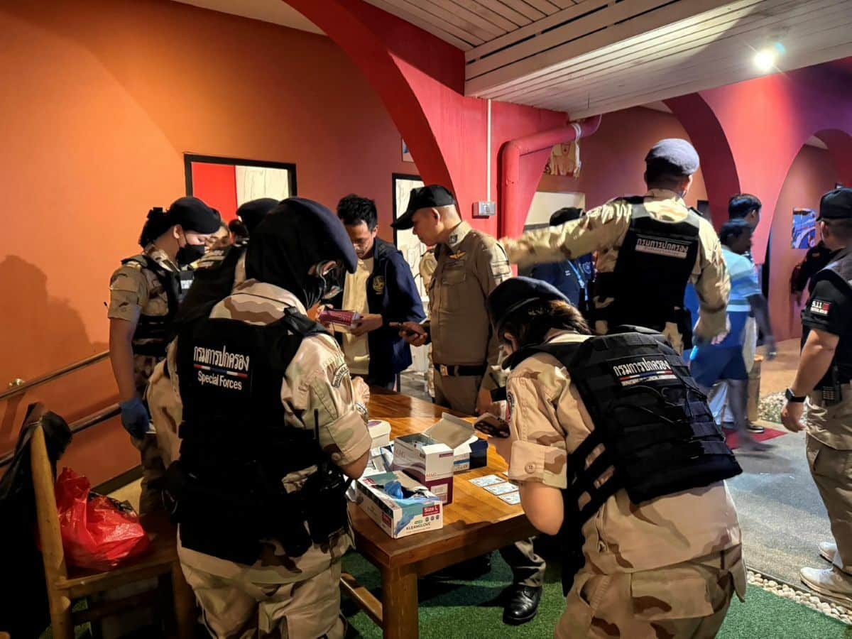 Индийских туристов поймали на незаконной вечеринке у бассейна в Паттайе