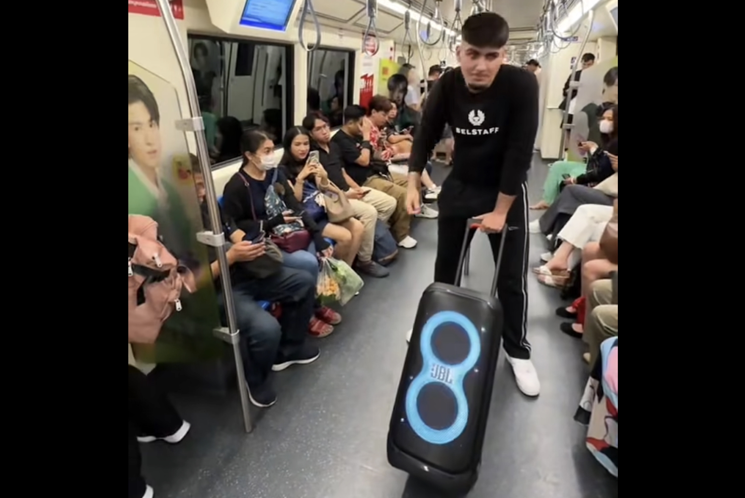 Иностранный блогер был оштрафован за громкую музыку на станции метро Бангкока