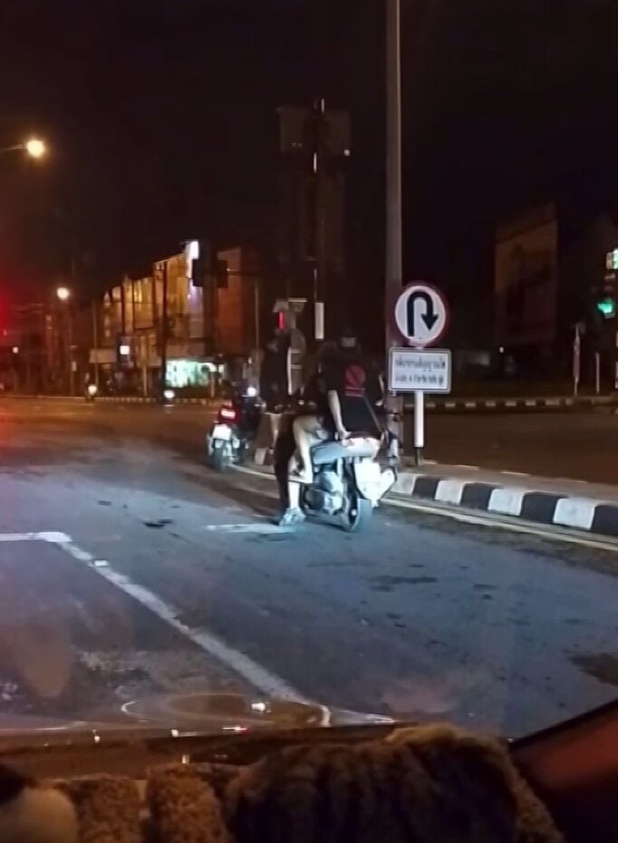 Красный туман на Пхукете: глупый иностранный турист перелезает через светофор, чтобы перейти на зеленый