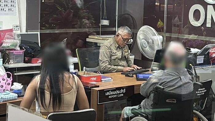 Красотка из Паттайи крадет наличные у австралийца-инвалида, пока он принимает душ