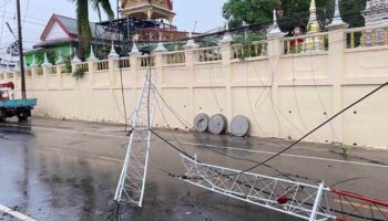 Ливень с градом сеет хаос в Удонтхани, в результате чего повреждены дома