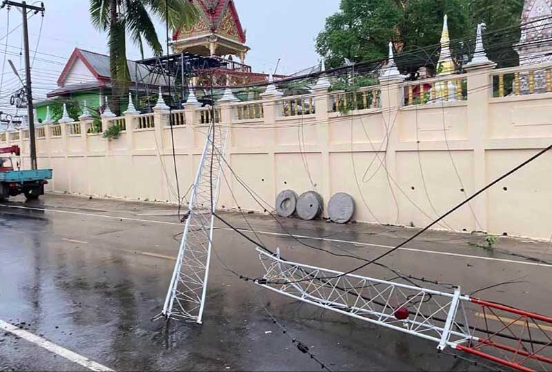 Ливень с градом сеет хаос в Удонтхани, в результате чего повреждены дома