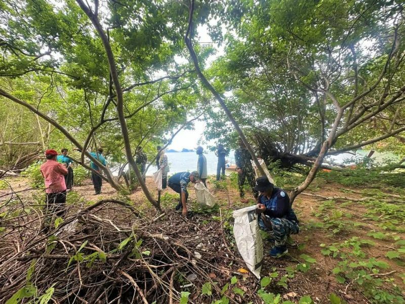 Местные жители Краби объединяются для борьбы с морскими отходами в рамках очистки прибрежных районов