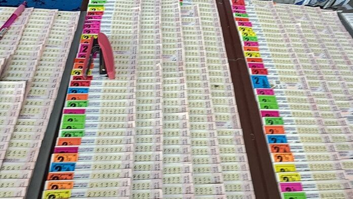 Местные жители Чиангмая спешат купить лотерейные билеты перед розыгрышем