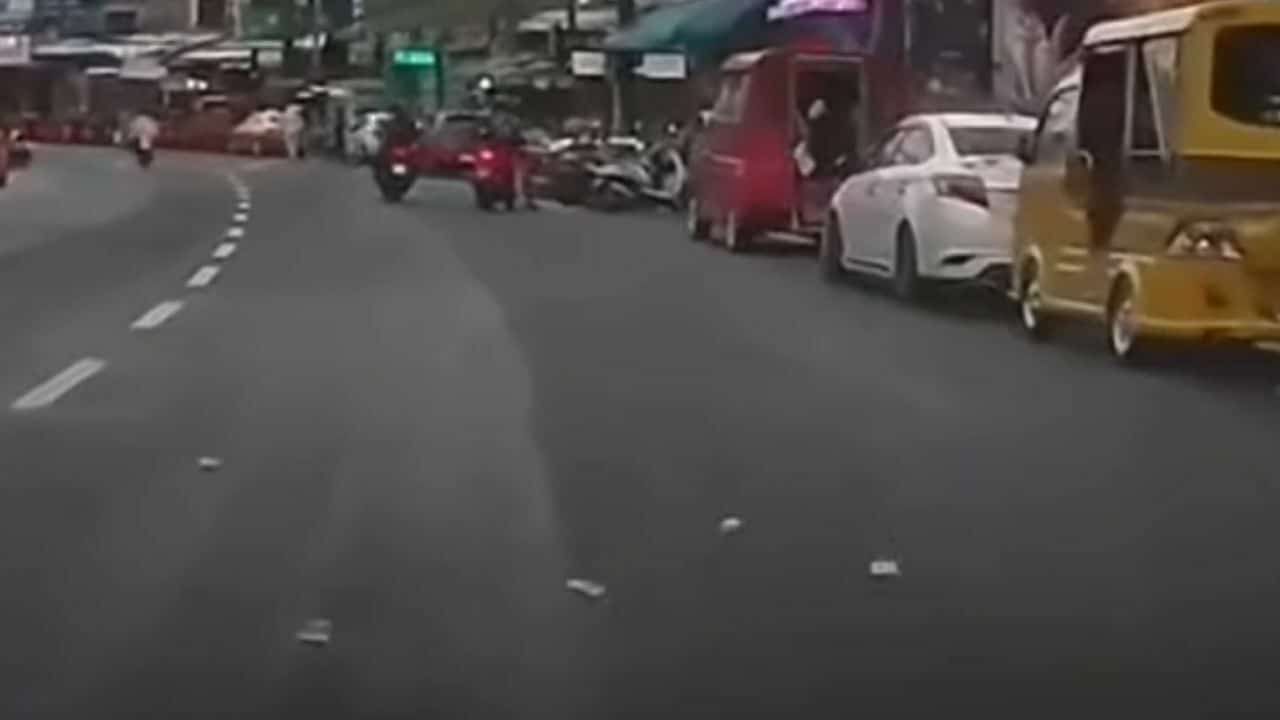 Мотоциклист-таксист на Пхукете украл наличные у иностранной пары