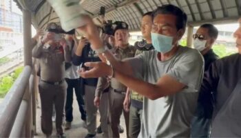 Мужчина задержан за то, что бросал бетон в автомобили на дороге Банг-На-Трат