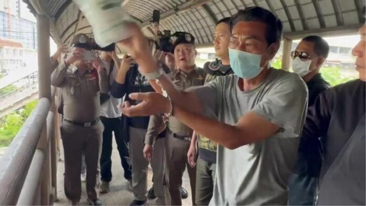 Мужчина задержан за то, что бросал бетон в автомобили на дороге Банг-На-Трат