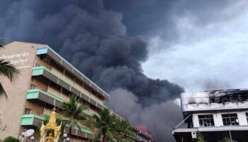 На горящей мебельной фабрике в Бангкоке объявлена эвакуация