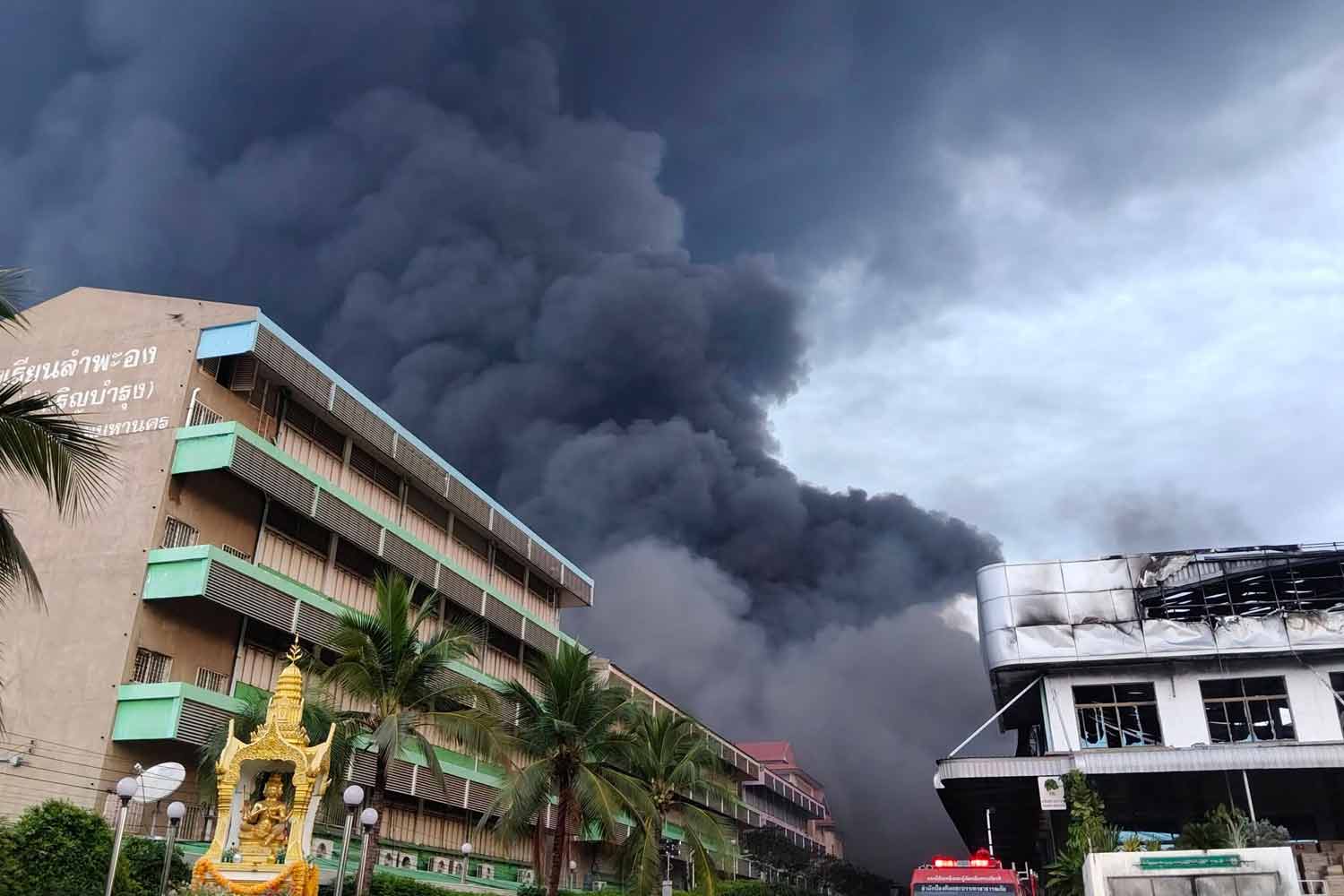 На горящей мебельной фабрике в Бангкоке объявлена эвакуация