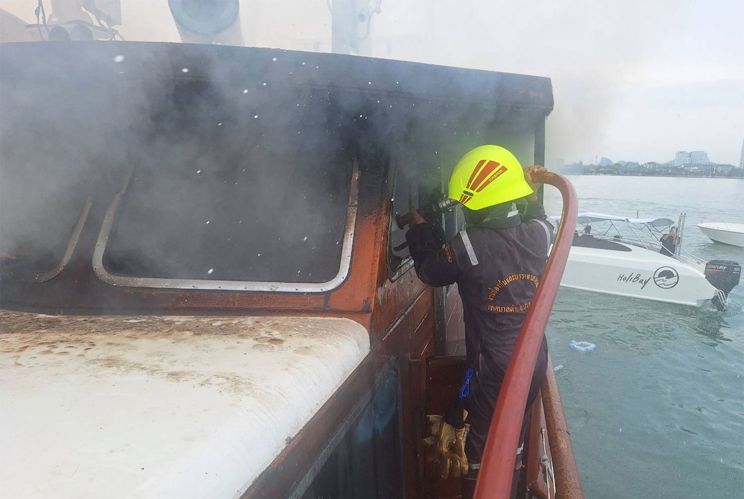 На яхте у побережья Джомтьена произошел пожар, о жертвах не сообщается