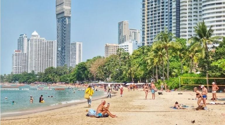 Надвигаются штормы, но Паттайя по-прежнему собирается на долгие выходные