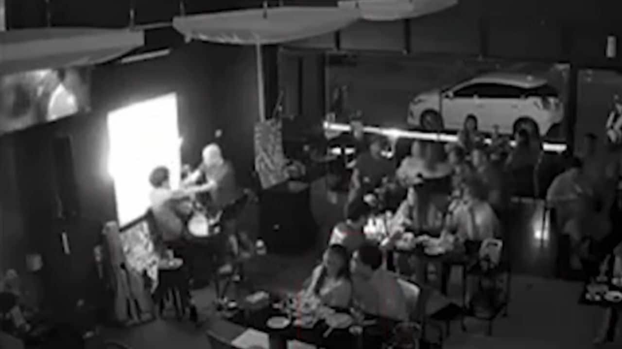 Не в духе: тайский мужчина ударил певца после проигрыша его футбольной команды