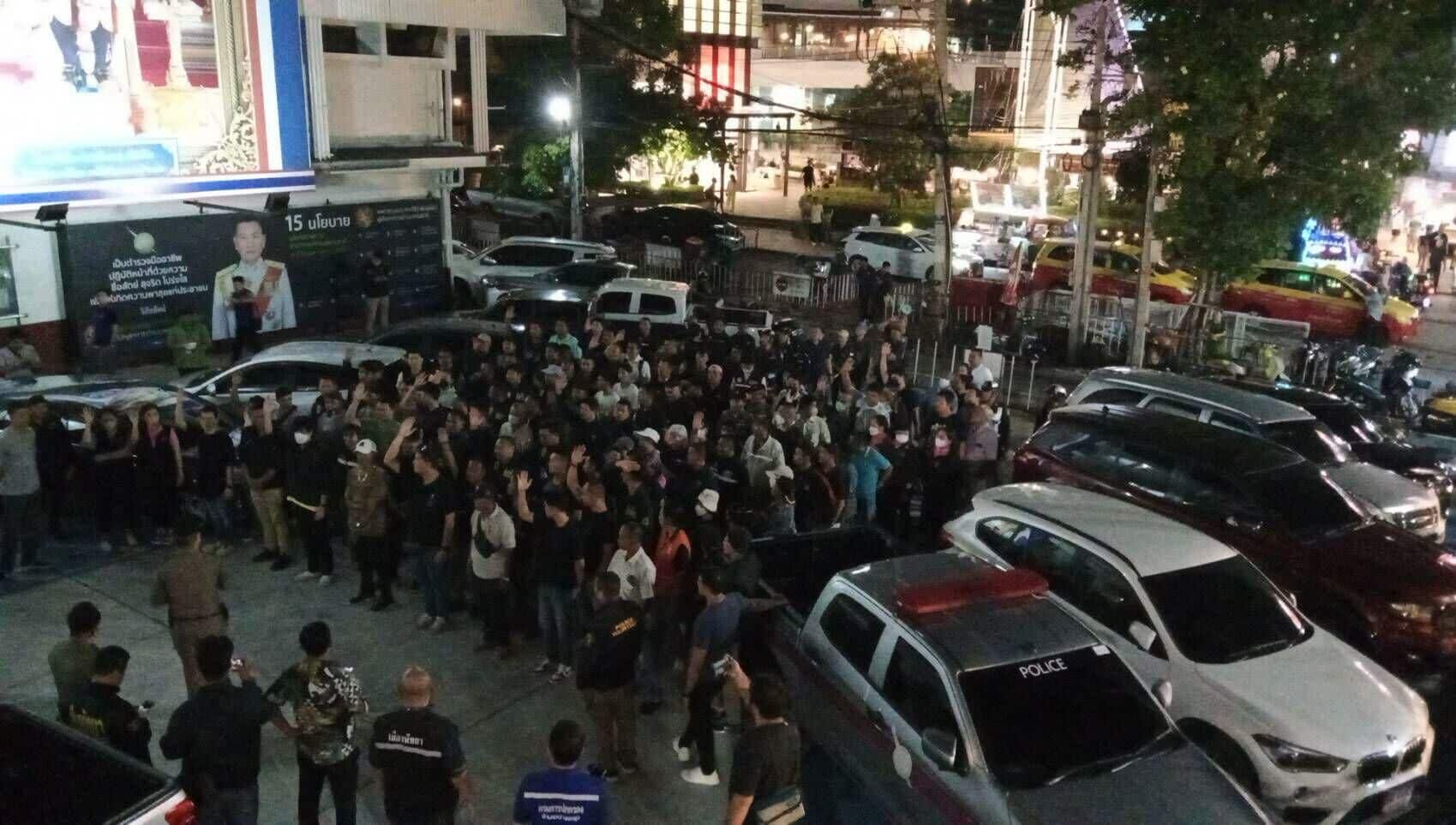 Никакого секса на пляже: копы сходят с ума по секс-работникам "кокосовой пальмы"