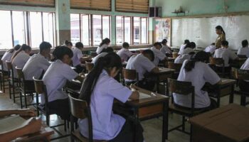 Образовательный фонд Таиланда намерен вернуть в школу 55 000 детей, бросивших учебу