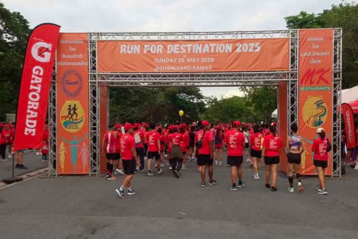 Организаторы бросили бегунов в общественном парке Бангкока