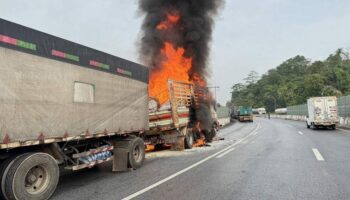 Отказ тормозов грузовика вызвал огненную аварию на шоссе 304