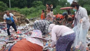 Открытие тайско-танической истории игрушек: жители деревни распаковывают сюрпризы в храме