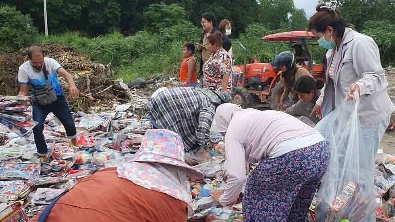 Открытие тайско-танической истории игрушек: жители деревни распаковывают сюрпризы в храме