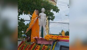 Парад с участием обнаженного мальчика в образе младенца Будды вызвал негативную реакцию