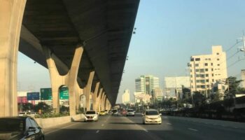 Пассажирка угнала такси у Самут Пракан и скрылась в Районге