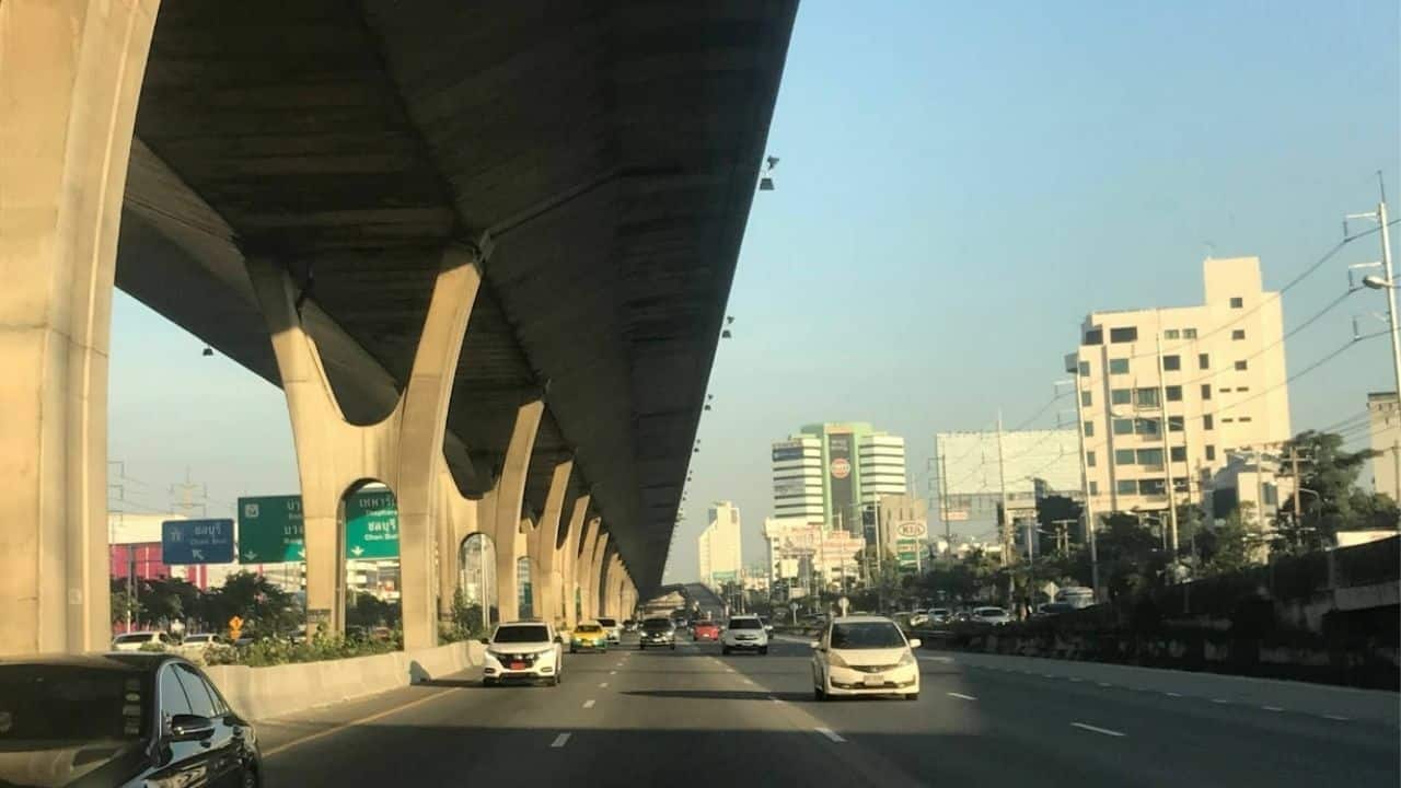 Пассажирка угнала такси у Самут Пракан и скрылась в Районге