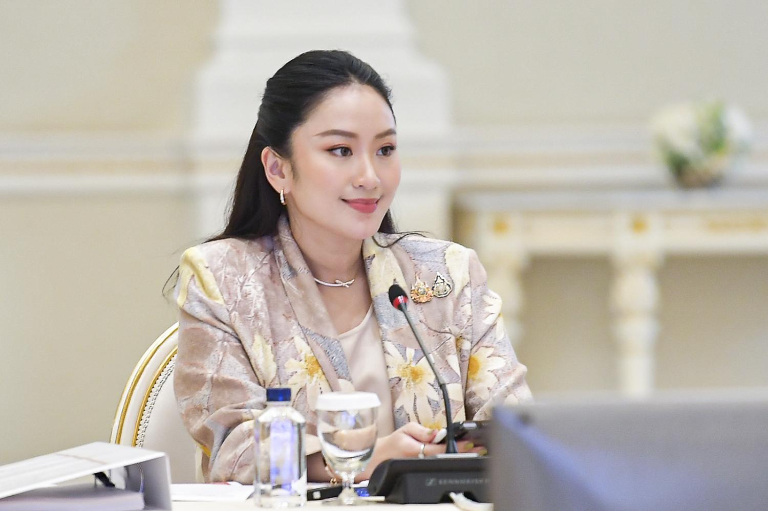 Паэтонгтарн посетит Великобританию и Монако