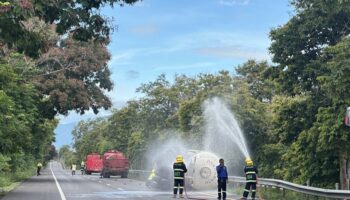 Перевернувшийся грузовик со сжиженным газом перекрыл дорогу в Прачуапкирикане