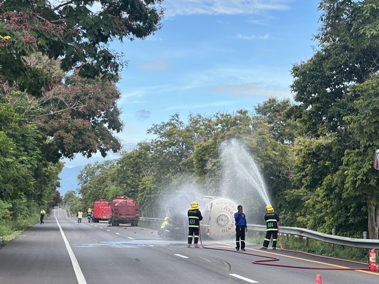Перевернувшийся грузовик со сжиженным газом перекрыл дорогу в Прачуапкирикане