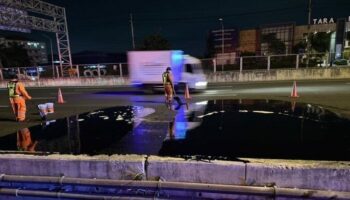 Перевернувшийся грузовик стал причиной разлива сырой нефти на Бангкокской дороге