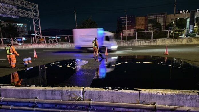 Перевернувшийся грузовик стал причиной разлива сырой нефти на Бангкокской дороге