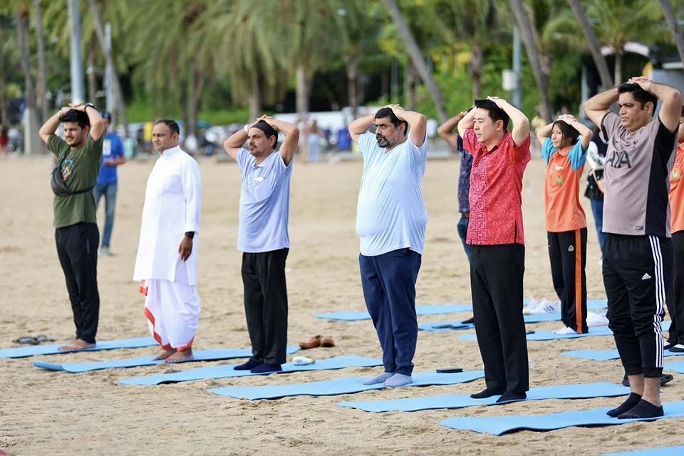 Погружение в безмятежность: пляж Паттайи начинает обратный отсчет времени для занятий йогой