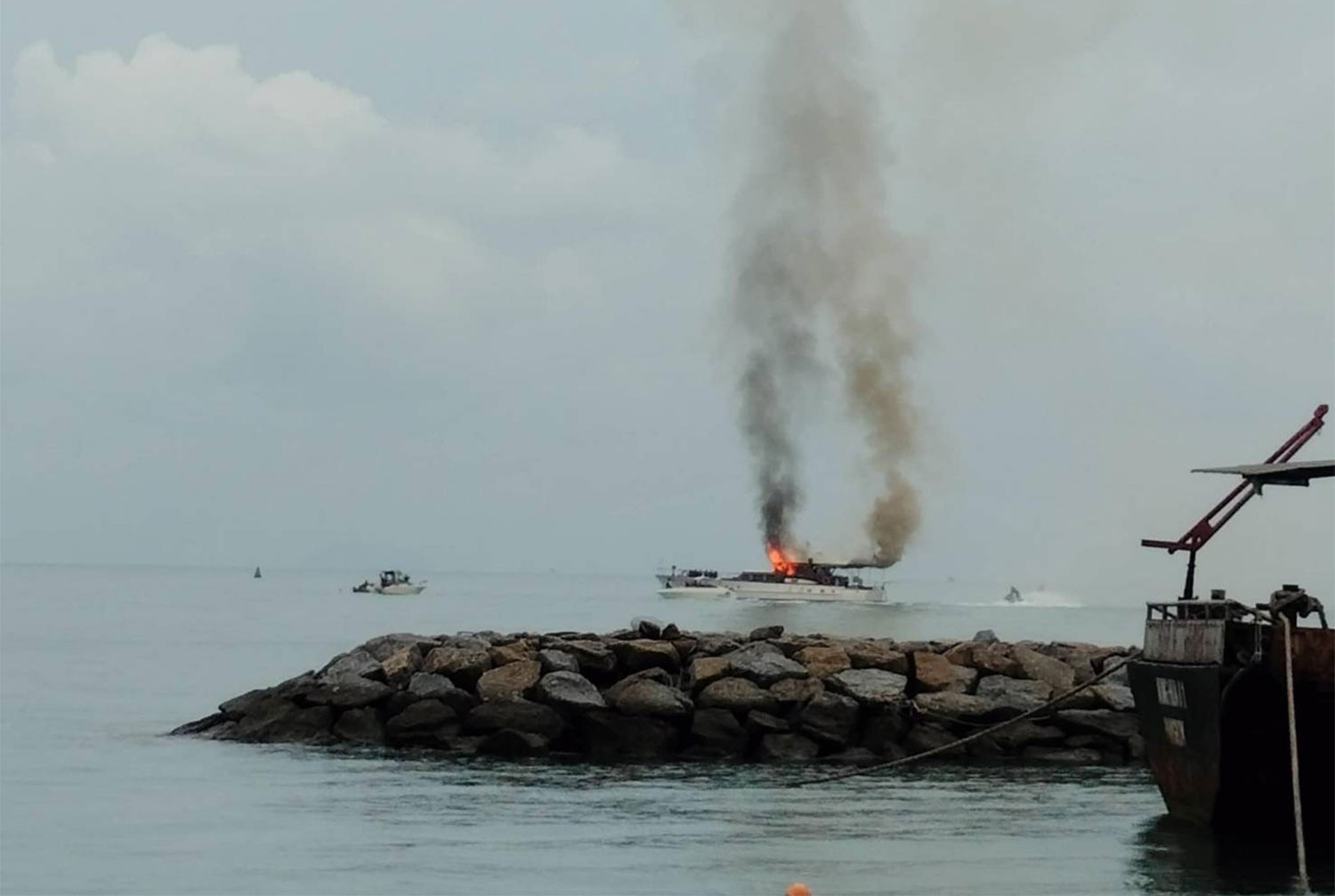 Пожар на яхте в Саттахипе, пострадавших нет