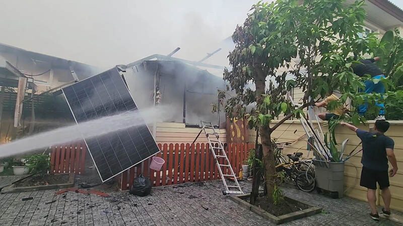Пожар уничтожил хранилище солнечных батарей в доме в Аюттхае