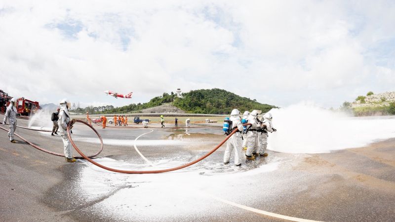 Пожарные учения с реальным огнем прошли в аэропорту Пхукета